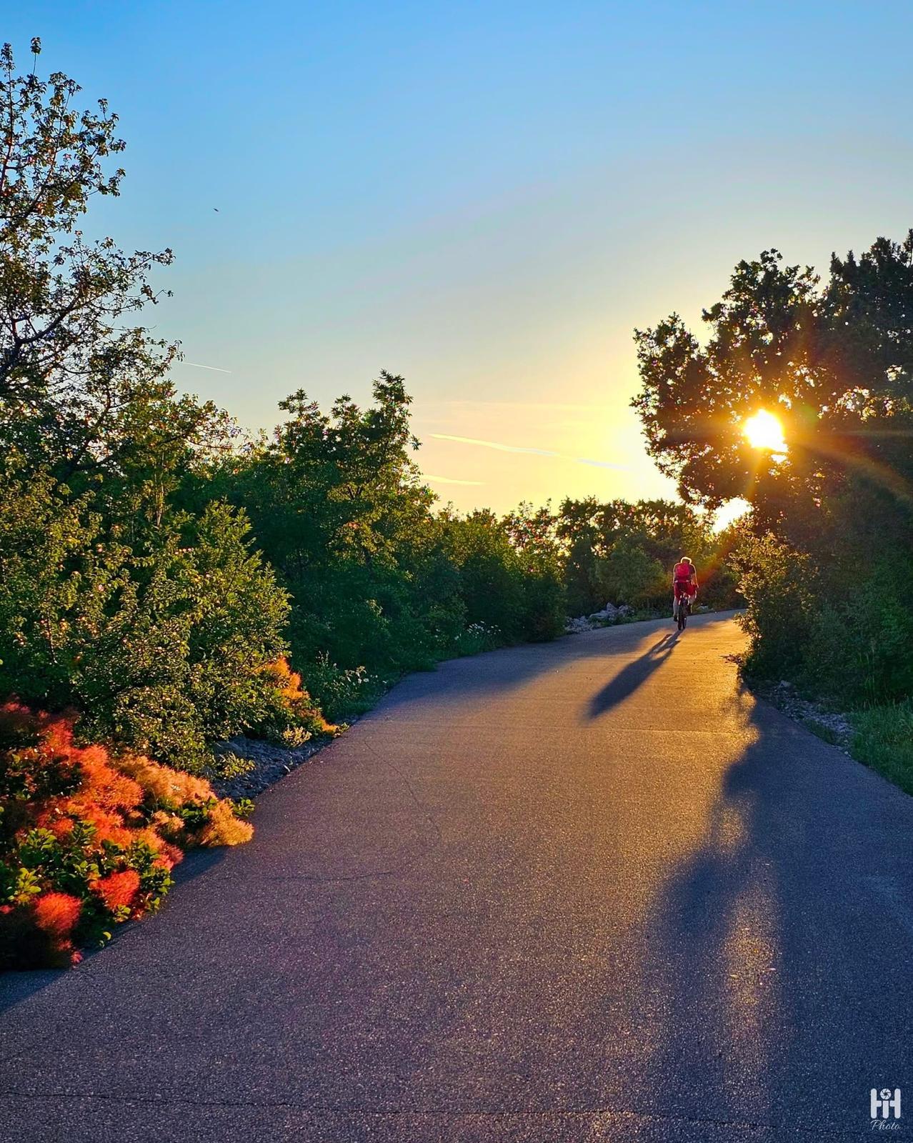 Mirna cesta iznad Grižana u sumrak
