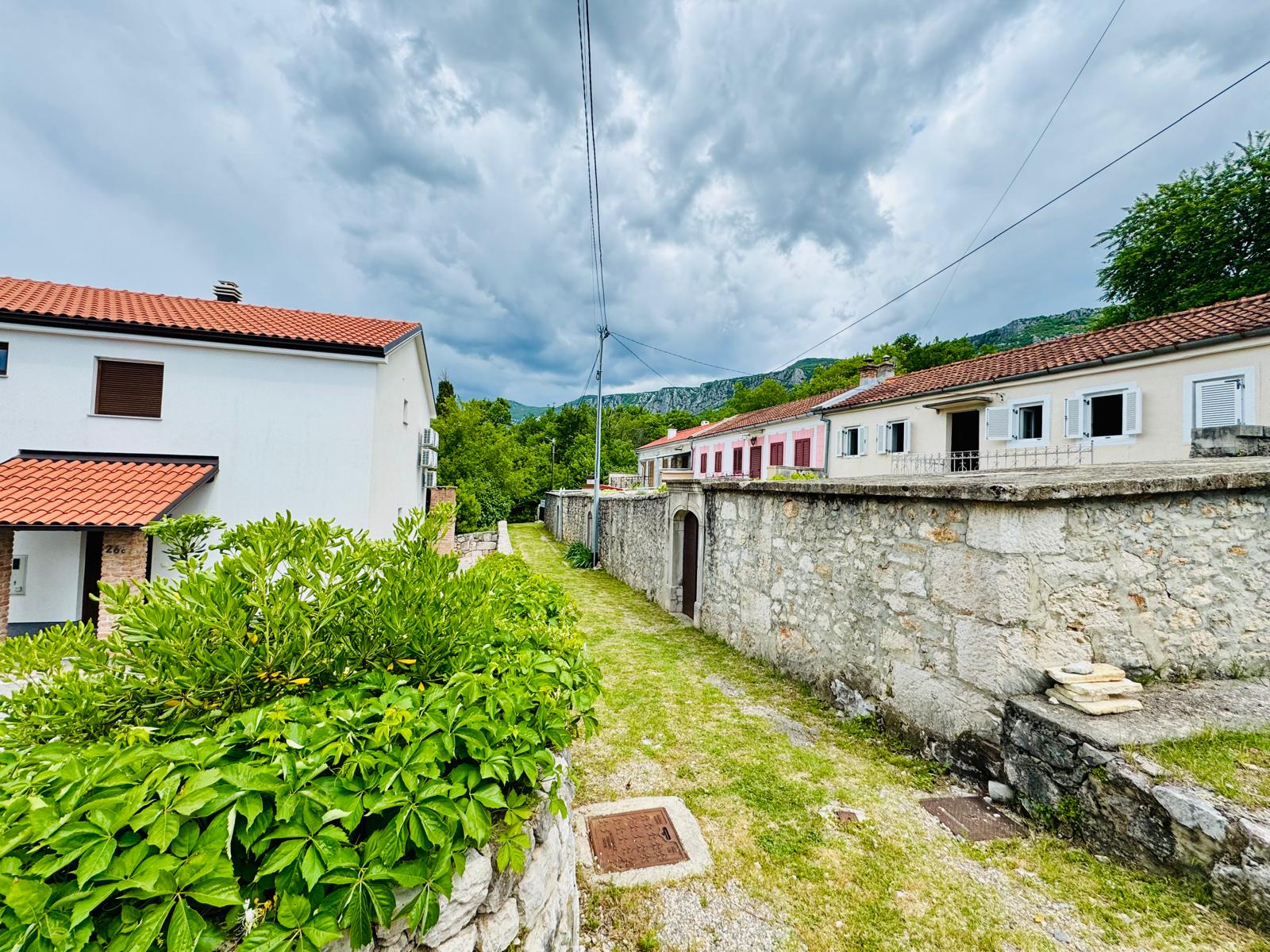 Pogled na Grižane pod planinama